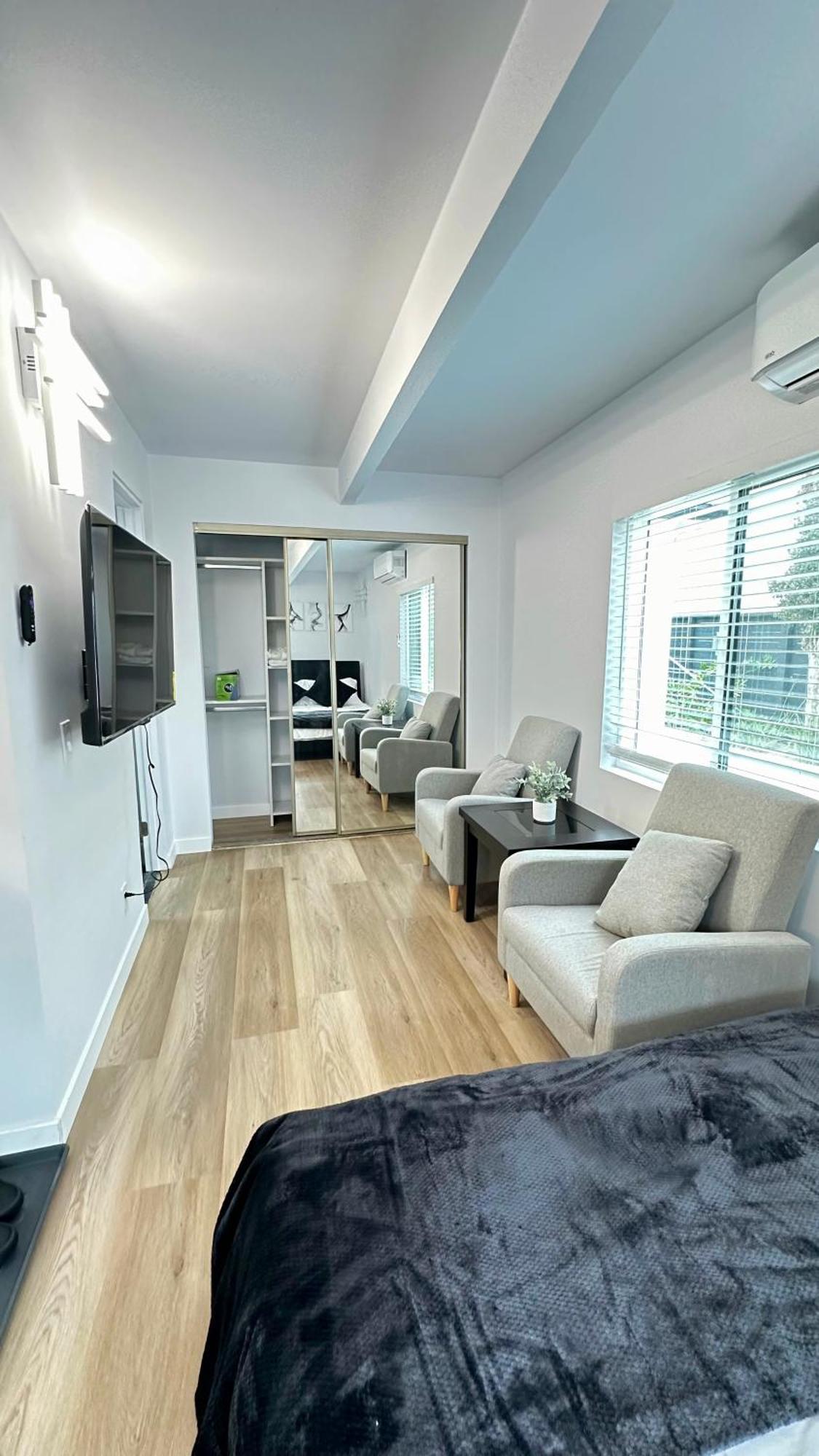 Modern Stylish &cozy Back Unit Couette-café *
