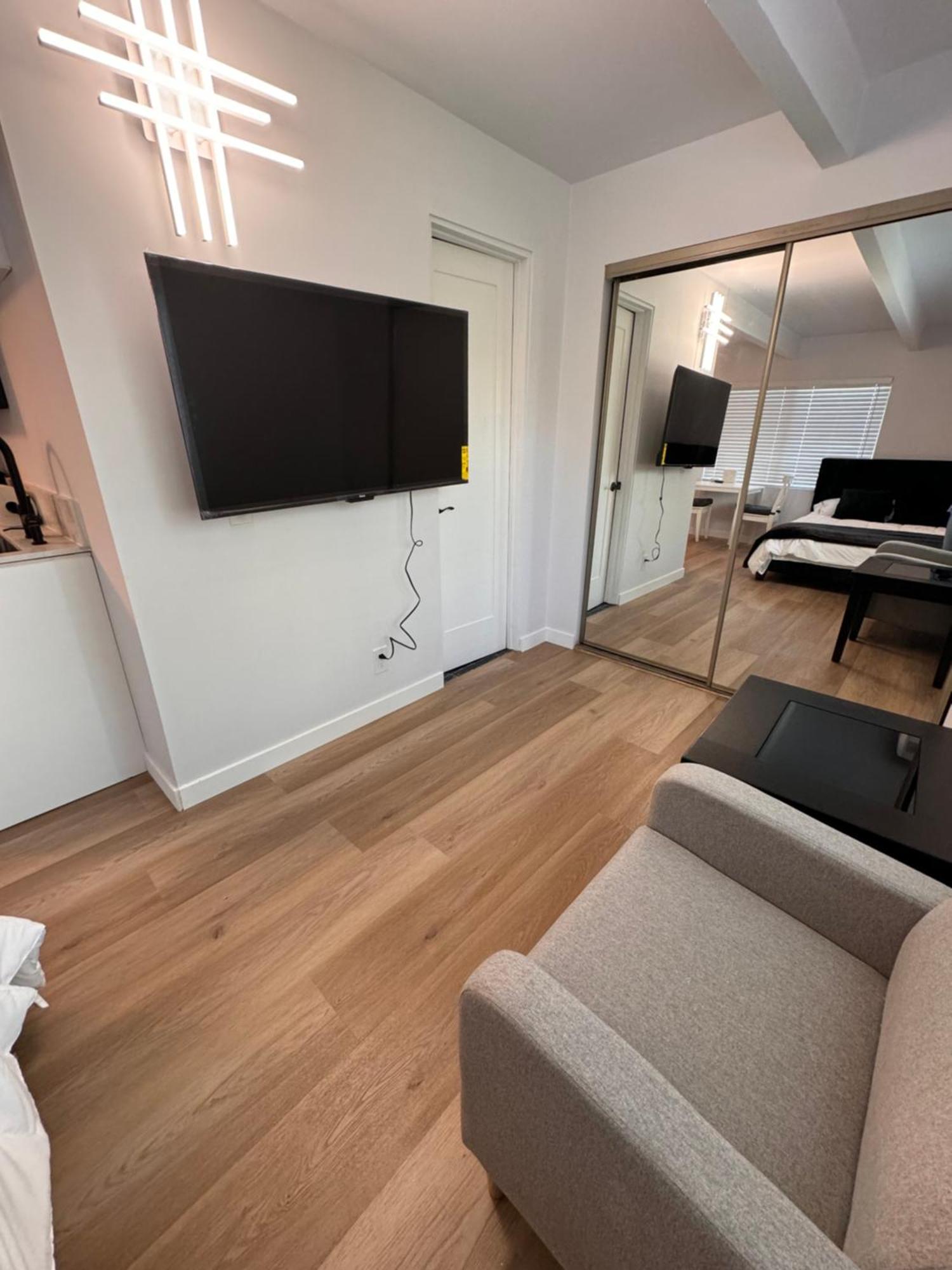 Modern Stylish &cozy Back Unit Couette-café Los Angeles